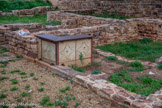 <center>Olbia.</center>L'un de ces commerces, un thermopolium, offrant un service de restauration et de boisson, a conservé son comptoir en L, maçonné à l'aide de pierres et tuiles liées à la terre, puis recouvert d'une couche d'enduit peint. Ce comptoir est du genre de ceux qu’on avait retrouvé à Pompéi notamment. Cet équipement est installé sur un seuil de porte, à fermeture par volet coulissant dans une rainure, caractéristique des boutiques romaines, telles que celles découvertes à Pompéi, Herculanum ou Ostie, pour fermer l’établissement le soir, ainsi que l’emplacement d’une porte battante. Chaque face visible est décorée d'une fresque utilisant une palette à trois teintes : rouge-ocre, verte et noire.