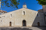 <center>Eglise Saint Laurent. </center>Une simple observation de la façade permet de repérer les phases de construction qui ont donné au bâtiment sa configuration actuelle. A l'origine, l'église Saint-Laurent ne comportait qu'une nef précédée d'un chœur. L'évolution de la population va nécessiter, à partir de 1517 un premier agrandissement. L'église est alors dotée de collatéraux, d'un clocher qui surmonte l'abside et d'un campanile. En 1652 six chapelles latérales y sont adjointes. Pour ce haut-lieu de la chrétienté, la Révolution a été une période de vicissitudes. L'église Saint-Laurent est devenue successivement dépôt de meubles puis temple décadaire. Le retour au culte n'intervenant qu'en 1802. Le XIXe siècle sera source de nouveaux aménagements. La création d'une tribune pour l'orgue et le remplacement du dallage (avec les pierres tombales qu'il renferme) par un carrelage.