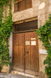 <center>Moulin de la rue du Lançon.</center>Ici s'est conservé l'un des moulins à huile les plus anciens de la ville. Il donne aussi à l'arrière sur l'ancienne rue des Moulins. Les olives étaient stockées au premier étage, puis triturées et pressées au rez-de-chaussée.