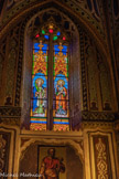 <center>L'Église Saint-Pierre-Saint-Paul. </center>Les vitraux du Chœur. Sainte-Catherine et Saint-Pierre. En bas, peinture représentant Saint Pierre.