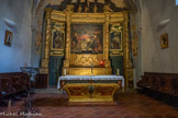 <center>Roquebrune-sur-Argens. </center>La chapelle du sanctuaire Notre-Dame de Pitié, du XVIIe siècle. Retable du 17ème siècle encadrant une Pietà apparentée à une œuvre du Caravage