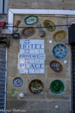 <center>Les Sablettes.</center> Frédéric Sourdive réalise l’enseigne murale de l’hôtel autour de laquelle sont disposés des plats en céramique de l’artiste Carlos Gonzales.