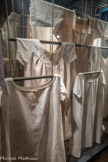 <center>Le Musée du vêtement Provençal</center>La chemise, la camiso.
La chemise est le sous vêtement indispensable au costume traditionnel provençal.
Elle protège les autres vêtements de la transpiration et, en dépassant du corset, apporte une touche ornementale au décolleté. A l’origine la coupe est géométrique.
Au XVIIème et XVIIIème siècles la chemise est en toile de chanvre grossière, ample et longue. Son décolleté carré est bordé d’une bande de toile de coton : c’est la chemise « à listo » (bande de toile très fine). Rapidement la chemise évolue, l’encolure découpée en trapèze, resserrée par une coulisse est ornée de dentelle ou de croquet.
Puis au XIXème siècle, l’encolure ovale s’impose et les manches raccourcissent. A la fin du siècle la chemise sans manches, brodée et assez courte fait son apparition. Elle accompagne le pantalon, sous-vêtement si caractéristique de la Belle Epoque Parisienne. Puis apparaissent les camisoles et cache-corsets. Peu à peu « la mode de Paris » envahit la France, les costumes traditionnels disparaissant en 1915.