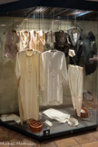 <center>Le Musée du vêtement Provençal</center>Le costume masculin lou vest masculin.
Le vêtement masculin jusqu’à la Révolution, à l'exception des classes aisées, est peu évolutif. Les hommes portent une grande chemise de toile « rousseto » pour les plus pauvres, de lin pour les artisans et les bourgeois, une culotte à pont dont la taille très haute est soulignée par la taillole, des guêtres, un gilet à basques et un habit « à la française ».
A partir du XIXéme siècle, l'habit est abandonné au profit de la veste courte appelée carmagnole, le pantalon se substitue à la culotte, le gilet raccourcit et la cravate, un carré, un triangle de tissu délicat ou un mouchoir de cou remplacent le jabot.