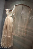 <center>Le Musée du vêtement Provençal</center>La robe de baptême lou raubo per lou batisme.
Le baptême consacre l’intégration d’un individu dans la société religieuse.
A événement exceptionnel, vêtement exceptionnel. Autrefois le bébé était porté sur les fonts baptismaux enveloppé dans le châle de mariage de sa mère (à droite). La mère ne pouvait pas assister au baptême de son enfant, étant considérée comme 