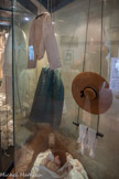 <center>Le Musée du vêtement Provençal</center>Les vêtements d’enfants li vesti d’enfant.
Dès sa naissance l’enfant, qu’il soit garçon ou fille, uniformément habillé d’une layette blanche amoureusement cousue et brodée par sa mère. II est emmailloté serré pour que ses membres ne se déforment pas, jusqu’à l’âge des premiers pas ; il revêt alors une petite robe et un bonnet.
Ce n’est que vers l’âge de cinq ou six ans que le vêtement devient sexué, le petit garçon porte ses premières culottes et la fillette endosse jupe et caraco. Le costume des enfants est une réduction de celui des adultes : réduction simplifiée qui exclut l’apparat des costumes festifs.