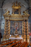 <center>L'église Saint Michel </center>Retable du Rosaire. En bois peint, doré. Quatre colonnes torses ornées de pampres de vigne. Des angelots. 3e quart du 17e siècle. Derrière le retable, une arcature semble indiquer qu'il y avait derrière une salle du château qui a été murée.