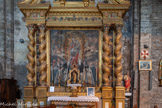 <center>L'église Saint Michel </center>Retable du Rosaire. La toile centrale représente  Notre-Dame du Rosaire, avec saint Dominique, sainte Catherine de Sienne, un prince, une princesse, des personnages clercs et laïcs et des angelots. Entre les deux colonnes torses, on aperçoit des tableautins des Mystères du Rosaire : 15 mystères et un avec l'inscription IHS, en haut, à droite.