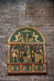 <center>L'église Saint Michel </center>Retable du XVIe siècle en pin, classé au Monument Historique, dédié à Saint Roch. La partie inférieure représente des martyrs, de gauche à droite : saint Etienne et une abbesse, sainte Barbe avec la tour et un saint docteur, saint Sébastien et une abbesse. La partie médiane représente Saint Roch, patron des pestiférés avec à sa gauche Saint Loup, patron de Solliès-Ville et à sa droite Saint Jacques le majeur. Dans le tympan, le Christ en croix, saint Jean à droite, la Vierge et sainte Madeleine à gauche. Les personnages sont peints et dorés.