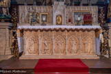 <center>L'église Saint Michel </center>L'antependium du tombeau de l'autel. Dans des niches se trouvent cinq statues : un ecclésiastique, Saint Michel, la Vierge, Sainte Christine tenant une flèche et attachée à une pierre (elle fut jetée dans un lac puis criblée de flèches), Sainte Lucie portant une coupelle avec ses yeux.