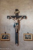 <center>L'église Saint Michel </center>Un Christ et deux tableaux du chemin de croix.