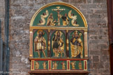 <center>L'église Saint Michel </center>Retable du XVIe siècle en pin, classé au Monument Historique, dédié à Saint Roch. La partie inférieure représente des martyrs, de gauche à droite : saint Etienne et une abbesse, sainte Barbe avec la tour et un saint docteur, saint Sébastien et une abbesse. La partie médiane représente Saint Roch, patron des pestiférés avec à sa gauche Saint Loup, patron de Solliès-Ville et à sa droite Saint Jacques le majeur. Dans le tympan, le Christ en croix, saint Jean à droite, la Vierge et sainte Madeleine à gauche. Les personnages sont peints et dorés.