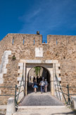 <center>La Citadelle de Saint-Tropez.</center>Cette nouvelle porte semble avoir été achevée en 1859 et remaniée quelques temps plus tard pour l’élargir. Il est proposé en 1843 l’installation d’un pont-levis à la Delisle. Les parements ont été construits en maçonnerie de pouzzolane, l’appareil en pierre de taille, le tablier du pont-levis en bois de chêne. A la même époque il est décidé de supprimer l’ancienne porte. Le pont-levis Delisle : un essieu maintient deux cylindres placés aux extrémités de la porte. Ces cylindres servent de contrepoids pour faire monter le tablier du pont, en roulant le long de deux courbes tracées de telle manière que le système soit en équilibre dans toutes les positions du tablier. La manœuvre se fait au moyen de chaînes sans fin qui enveloppent deux poulies fixées à l’essieu.