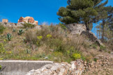 <center>La Citadelle de Saint-Tropez.</center>En 1674, Louis XIV signe l'édit de fondation de l'Hôtel Royal des Invalides, très vite, l'Hôtel s'avère trop petit pour accueillir tous les soldats et officiers tant estropiés qu'âgés. Le pouvoir crée en 1690 les compagnies détachées d'invalides qui s'installent dans les places du royaume.
On construit à la Citadelle des casernes pour loger ces soldats qui vont jusqu'à la Révolution assurer la garde de la place. Le lieu est particulièrement apprécié  et considéré utile pour le royaume. Ses nombreuses ressources offrent aux invalides l'opportunité de trouver un travail. Près de 200 d'entre eux terminent ainsi leurs jours à Saint-Tropez.