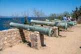 <center>La Citadelle de Saint-Tropez.</center>Quatre canons espagnols.
La Citadelle était armée de canons de différents calibres : 4 et 6 pour les plus petits et 36 pour les plus imposants. Ce chiffre indique le poids des boulets en livre (une livre est égale à 500 grammes). Il ne fallait pas moins de 15 hommes pour manœuvrer un canon de 36 qui pèse à lui seul 4 tonnes. On estime que des canonniers bien entraînés pouvaient effectuer un tir de 36 toutes les 8 minutes environ.
A plusieurs reprises la Citadelle ouvrit le feu : en 1637 contre les Espagnols, en 1744 et durant le Premier Empire contre les Anglais.