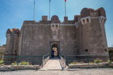 <center>La Citadelle de Saint-Tropez.</center>Entrée du donjon. La côte est de nouveau mise en défense en 1793, lorsque la guerre avec l’Angleterre reprend. Le port de Saint-Tropez voit son activité décimer mais reste un excellent refuge pour les navires pourchassés par les Anglais. La Citadelle devient alors centre du dispositif de défense entre Sainte-Maxime et Cavalaire. Des batteries sont élevées sur chaque cap. Sous l’Empire, une compagnie de canonniers garde-côtes a en charge l’ensemble des fortifications. La Citadelle, malgré une garnison assez faible, dissuade les Anglais de tenter une action sur Saint-Tropez. Une fois la paix revenue en 1815, les canonniers sont remplacés par une compagnie d’infanterie.