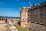 <center>La Citadelle de Saint-Tropez.</center>Le donjon est le bâtiment le plus ancien de la place, tour hexagonale d’environ 12 mètres de haut sa construction date des années 1602- 1607.
Dernière zone de repli pour la garnison en cas d’attaque, le donjon est protégé par un chemin couvert flanqué de places d’armes et d’un fossé. Toujours considéré par le génie comme le bâtiment le plus apte à résister à un siège, il est certainement celui qui a le mieux résisté au temps.