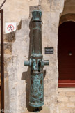 <center>La Citadelle de Saint-Tropez.</center>La cour du donjon. Canon coulé en bronze à Sévilla le 20/09/1787.