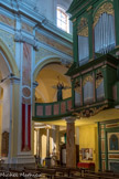 <center></center><center> Saint-Tropez. L'église Notre-Dame-de-l'Assomption </center> La tribune de l'orgue est supportée par des colonnes.