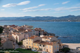 <center></center><center> Saint-Tropez</center> Au bord de l'eau, la Tour Vieille.