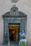 <center></center><center> Saint-Tropez. La chapelle de la Miséricorde</center> La porte est ornée de serpentine, marbre vert sombre, ornement typique du pays. Bâtie en 1645, les pénitents noirs qui soignaient les malades l'occupèrent jusqu'en 1858.