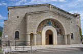 <center>L'église Sainte-Anne des Salles-sur-Verdon </center>Avant la construction du barrage de Sainte Croix : à l’origine, l’église des Salles était dédiée à Sainte-Marie. En 1033, elle fut donnée par l’évêque de Riez aux religieux de Saint-Victor. Elle fut desservie par ces moines jusqu’à la fin du XVe siècle qui laissèrent alors son administration aux prêtres du diocèse. L’église paroissiale, placée sous le patronage de Sainte-Anne, fut agrandie et restaurée en 1877. A la construction du barrage de Sainte-Croix, dans les années 1970, l’église fut détruite en même temps que le village de Salles-sur-Verdon. L’ensemble fut reconstruit plus haut avec une nouvelle église de style moderne, toujours dédiée à Sainte-Anne. La belle façade en pierres de taille présente un fronton richement décoré. Le tympan, couvert de galets du Verdon et sculpté par Philippe Meyer, représente les symboles des quatre évangélistes : l'aigle pour Jean, le lion pour Marc, le Taureau pour Luc et l'être humain pour Matthieu. Ils sont tous ailés, et tiennent l'Evangile. On y voit aussi, en haut, Notre Dame de l'Espérance
