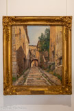 <center>Centre d’art Sébastien</center>Paulin Bertrand (1852-1940)
Vieille rue à Solliès-Ville, XXe
Huile sur toile
63 x 53 cm
Collection Musée des Cultures et
du Paysage, la Banque, Hyères. <br> Paulin Bertrand (1852–1940)
Généralement rattaché à l’École provençale de peinture, tout en étant
influencé par l’École de Barbizon, Paulin Bertrand est proche des courants
néo-impressionniste / post-impressionniste.
Par sa sensibilité à la lumière et à l’atmosphère, il forme un trait d’union entre
les traditions académiques et les nouvelles sensibilités du paysage à la fin
du XIXᵉ siècle.
Né à Toulon il est profondément attaché aux paysages de Provence et du
littoral varois (Carqueiranne, calanques…).
À partir des années 1897, il intègre des influences d’un naturalisme précis,
capturant la topographie et la lumière avec un rendu presque
photographique.
Bien qu’il conserve un solide dessin académique, sa palette claire et son
intérêt pour les effets climatiques le rapprochent des divisionnistes ou les
pointillistes qui s’appuient sur les théories scientifiques de la couleur pour
donner à la peinture une luminosité nouvelle.