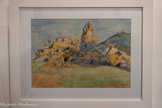 <center>Centre d’art Sébastien</center>Suzanne Frémont (1876 – 1962)
Le château de Palamède, 1920
Aquarelle
30 x 45 cm
Collection Musée d'Histoire
et d'Art de Bormes. <br> Suzanne Frémont 1876 – 1962
Suzanne Frémont appartient à une génération de post-impressionnistes indépendants, proches des Nabis dans
la sensibilité colorée, mais aussi actifs dans la peinture de voyage et les scènes ethnographiques. Elle incarne
une forme de modernité sobre, fidèle à la tradition figurative tout en explorant les couleurs et la lumière.
Autodidacte enrichie par des ateliers de Luce, Carrière, Jeanniot, elle expose aux Salons dès 1905–1906. Ses
œuvres sont saluées pour leur énergie picturale et la fermeté du dessin. Sociétaire du Salon d’Automne en 1907,
en exposant régulièrement, elle participe après la guerre à des missions ethnographiques et à la création
d’œuvres coloniales.