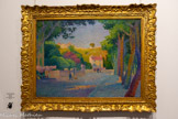 <center>Centre d’art Sébastien</center>Henri Person (1876-1926)
Place des lices, Saint Tropez
Huile sur toile
50 x 73 cm
Collection Regards de Provence,
Marseille. <br> Henri Person (1876-1926)
Dès 1900, Henri Person s’installe à Saint-Tropez, devenant
conservateur du futur musée de l’Annonciade. Ses œuvres, souvent
empreintes d’une atmosphère méditerranéenne idyllique et
contemplative, racontent un lien affectif fort avec la région.
Ami proche de Paul Signac, il adopte à partir de 1907 la technique
divisionniste : petites touches de couleur juxtaposées, influencé par
les mosaïques après un voyage à Constantinople.
Progressivement, il abandonne le divisionnisme strict pour privilégier
une palette plus douce et poétique, sans renoncer à l'éclat lumineux.