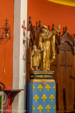 <center>Eglise Saint-Cyr et Sainte-Julitte</center>Statue de saint Cyr et sainte Julitte. Julitte était descendante des rois d’Icône et résidait à Iconium, aujourd’hui Konya en Turquie. Elle élevar son jeune fils Cyr dans la foi chrétienne. Au IIIe siècle ap. J.-C. la persécution des chrétiens lancée par l’empereur Dioclétien faisait rage. , le Le gouverneur Alexandre la fit arrêter dans la ville de Tarse où elle s’était réfugiée avec son fils qui n’avait probablement pas encore sept ans. Au cours de l’entretien qu’elle eut avec ses juges, elle refusa de sacrifier aux idoles païennes. Alexandre demanda aux gardes de le lui amener le jeune Cyr n proclamant lui aussi « Je suis chrétien, je suis chrétien.». Furieux, Alexandra le prit par un pied et le lâcha. La tête du malheureux Cyr se brisa sur l’angle des marches. Après avoir vu son enfant martyrisé sous ses propres yeux, Julitte se vit prête à affronter le martyre elle aussi et eut la tête tranchée. C’était un 16 juin vers l’an 304.