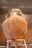 <center>Musée de Tauroetum</center>L’amphore à fond plat se rattache au type «gauloise». Ces amphores servaient à transporter vin, huile, garum (sauce ressemblant au nioc man asiatique), épices, anchois, sardines.
