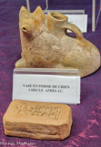 <center>Musée de Tauroetum</center>Vase en forme de chien Ier siècle ap.J.C.