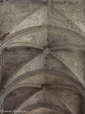 <center>Basilique de saint-Maximin.</center>De haut en bas : Blason Anjou-Sicile parti de Jérusalem, personnage à coiffure singulière, Blason d'Anjou-Sicile et bustes.