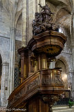<center>Basilique de saint-Maximin.</center>Sur l'abat-voix, la colombe du Saint Esprit rayonnant.