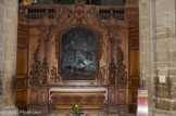 <center>Basilique de saint-Maximin.</center>Chapelle saint Anne. Les quatre autels de bois sculpté adossé au chœur suivent la même ordonnance. Ils ne possèdent pas de tabernacle, sauf un, et sont ornés de tableaux, œuvres du peintre Michel Serre (1658 – 1733).
Sainte Anne, la Vierge et l'enfant Jésus et saint Joseph. Ce tableau représente la Vierge assise tenant sur ses genoux l'enfant Jésus se tournant vers sainte Anne. En arrière est représenté saint Joseph. Les deux statues de part et d’autre représentent à droite Sainte-Cécile avec un instrument de musique disparu, et à gauche Sainte Catherine d’Alexandrie avec la roue de son supplice et la tête impériale qu’elle foule aux pieds.
