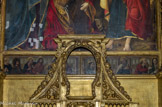 <center>Basilique de saint-Maximin.</center>Le tabernacle au-dessus de l'autel, qui masque en partie la petite galerie où sont représentés les Apôtres, est un rajout provenant de l'église des Capucins qui se trouvait hors des remparts de la ville, et a été détruite à la révolution.
