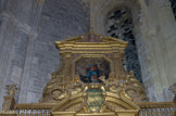 <center>Basilique de saint-Maximin.</center>L’autel du Rosaire. Dans le couronnement : La Reine du saint Rosaire, tableau du 17ème siècle, école française.
