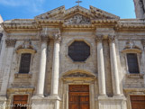 <center>Cathédrale Notre-Dame-de-la-Seds </center>Première cathédrale fondée à l'époque romane en 1096. Dès son origine le bâtiment est noyé dans les constructions. En 1661, l'église est agrandie vers le nord par le maître d'œuvre Jean Ribergue, perpendiculairement à l'axe de l'édifice roman. La réalisation de la nouvelle façade méridionale de la cathédrale ne commence qu'en 1696, confiée à l'architecte marseillais Albert Duparc et au sculpteur toulonnais Antoine Fleury. Achevée en 1701, c'est celle que nous connaissons aujourd'hui avec ses quatre belles colonnes corinthiennes encadrant la grande porte et son fronton triangulaire, jadis surmontés de deux statues représentant La Foi et la Charité,- abattues en 1793 par les Révolutionnaires.
