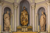 <center>Cathédrale Notre-Dame-de-la-Seds </center>La chapelle Saint Cyprien. Saint Cyprien est en costume épiscopal.  D'origine marseillaise, il est fait archidiacre d’Arles par saint Césaire et devient évêque de Toulon vers 517. II présida le concile de Valence en 529 et combattit l'hérésie arienne. Il écrivit la vie de saint Césaire et mourut quelque temps après lui (543). La translation de son corps eut lieu le 3 octobre 546. A gauche, Saint Honorat, costumé en évêque. Devenu Chrétien malgré la volonté de son père, il quitte la Gaule, attiré par la vie érémitique. Avec son frère Venance, il part pour l’Orient. A son retour, il est accueilli par Léonce, évêque de Fréjus, qui l'ordonne prêtre. Après avoir vécu dans les grottes de l’Estérel, il fonde le monastère de Lérins. Il devient évêque d’Arles en 406 et meurt en 430. A droite, Saint Césaire. revêtu du costume d'évêque. C'est un ancien moine de ce monastère, remarquable théologien (il porte un livre) et évêque d’Arles (il tient sa crosse).