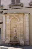 <center>La fontaine du dauphin. </center>Restaurée en 2011, la fontaine du dauphin est la deuxième fontaine de la place Paul Comte sur le cours Lafayette. Datant de 1782, elle est adossée au mur de l’ancienne résidence épiscopale de Toulon.