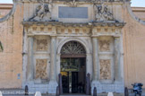 <center>La porte de l'Arsenal</center>Des études récentes ont montré que les colonnes sont romaines, en marbre de Carystos (ou Marbre Cipolin), de la ville antique de Leptis Magna, envoyées en France, avec d'autres, en 1688 et en 1690 par Claude Le Maire, consul de Tripoli, sur l'ordre de Jean-Baptiste Colbert de Seignelay. Le monument est fermé par une porte à deux vantaux en noyer et intérieurement par une grande grille qui date de 1832.
