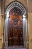 <center>Cathédrale Notre-Dame-de-la-Seds </center>La sacristie. C'est  l’ancienne chapelle saint Maur transformée en sacristie en 1868.  Les boiseries de la grande porte ogivale en chêne mouluré et sculpté ont été réalisées par M. Dontet en 1868.