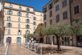 <center>Place à l’Huile. </center>Maison des têtes. Cet immeuble a été construit en 1996, à l'emplacement de la maison des têtes datant du XVIIIe siècle. La maison des têtes a été détruite à la suite d'une explosion survenue le 15 février 1989 entraînant la mort de 13 personnes. C'était un immeuble de 5 étages nommé ainsi en raison des têtes sculptées en bois qui ornaient les linteaux des fenêtres ; sa partie la plus ancienne datait du XVIIIe siècle.