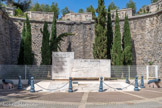 <center>Porte d'Italie</center>Au  pied d'un des bastions, le monument à le mémoire des habitants de l'Algérie Française.