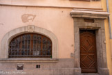 <center>Compagnons du tour de France des devoirs unis.</center>42, rue de Pomet. Le passé compagnonnique de Toulon est riche, dès le XIX ème siècle de nombreuses traces prouvent la présence des Compagnons. Dès 1825/26, l’agitation compagnonnique gagne Toulon (grève des boulangers). En 1827. Les tourneurs sur bois de Marseille et Toulon se disputent la préséance d’une ville de Devoirs (c’est à dire une ville où l’on peut recevoir) et constituent une Cayenne à Toulon. En 1830, ils constituent une des premières société de prévoyance et de protection appelée l’Union.