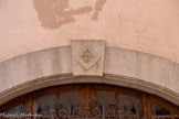 <center>Compagnons du tour de France des devoirs unis.</center>42, rue de Pomet. Les dernières découvertes sur les documents d’archives nous apprennent que le Compagnonnage s’est maintenu à Toulon jusqu’en 1940. C’est dans les années 1980 qu’une volonté de nouvelle implantation des Compagnons du Tour de France s’amorce. Soutenu et aidé par la Municipalité de l’époque, pour la réhabilitation du siège, elle aboutit, après 6 ans de travaux le 8 novembre 1986 par l’inauguration et l’ouverture de la Cayenne actuelle.