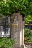 <center>Le jardin Alexandre Ier</center>Au Sud-Est, dans l’angle du jardin,  s’élève une stèle sur laquelle repose le buste sculpté du poète Jean Aicard (1848-1921), auteur du célèbre roman « Maurin des Maures ». L’entrée à l’Académie Française de l’écrivain en 1909 a participé à sa renommée.