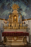 <center>Château d'Aulan.</center> . Dans le chœur, le maitre-autel de style baroque en bois doré, sculpté en 1740, est l'œuvre de M. Roux, un Aulanais élève d'une grande famille d'artisans de Mazan : les Bernus.