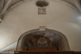 Le Sanctuaire de Notre-Dame de Vie de Venasque. <br> La devise des Minimes, 'charitas', inscrite à la clé de voûte et au-dessus de la porte d'entrée témoigne de leur présence.