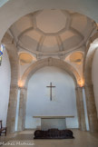 <center>Valsaintes. </center>Le chœur date du XVIIe  siècle, avec en son centre, une coupole plate octogonale. L'autel et son parterre (tous deux entièrement restorés) sont en pierre marbrière de Banon (beige et bleue).